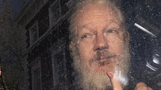 Julian Assange byl zatčen na ekvádorském velvyslanectví v Londýně.