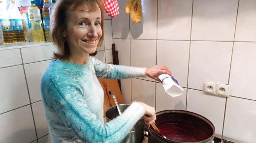 Dana Nováková vyrábí džemy na statku ve Lhotce u Telče na Jihlavsku