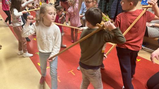 Nivnice, děti ze ZŠ, nácvik mečových tanců