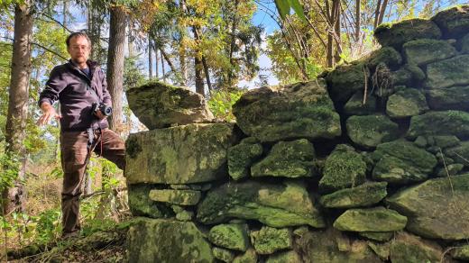 Archeolog Jiří Havlice u pozůstatků šibenice nad Rožmberkem nad Vltavou