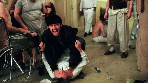 Scéna z filmu, v níž Jack Nicholson škrtí nenáviděnou zdravotní sestru v podání Louise Fletcherové