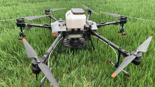 Dron DJI Agras T30 unese 30 kilogramů