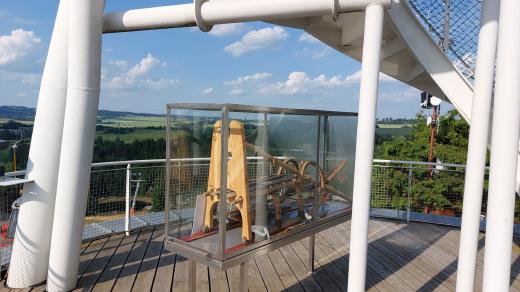 Lyžosáňky jsou umístěny ve vitríně přímo pod rozhlednou