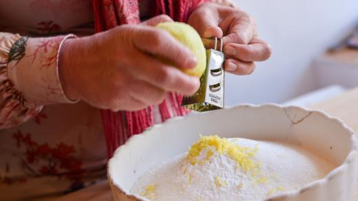 Nastrouháme kůru z 1 citronu