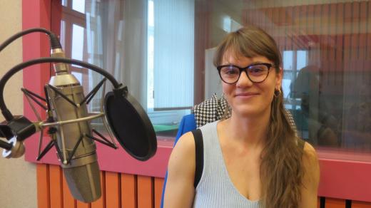 Karolína Augustová ve studiu Českého rozhlasu Hradec Králové