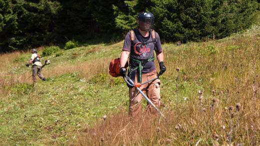 K sekání dobrovolníci využívají i moderní nástroje