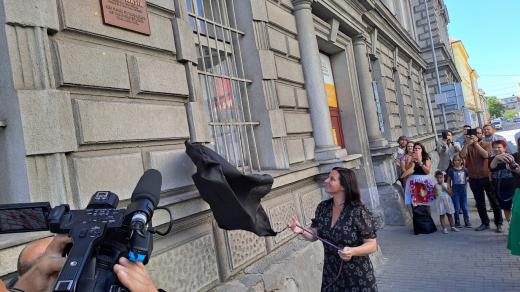 Gabriela Havlůjová odhaluje pamětní desku Josefa Mašína v Českých Budějovicích