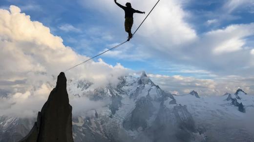 Danny Menšík na „lajnách“ mezi vrcholy nad Chamonix, v oblíbené Itálii i v Českém Ráji
