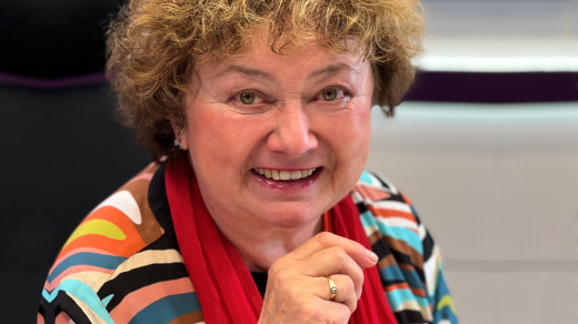 Jana Boušková ukazuje prstýnek po Daně Medřické