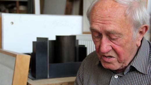 Stanislav Kolíbal ve svém ateliéru v Bubenči