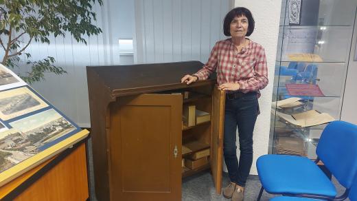 Paní Renata Mayerová se jako vedoucí oddělení SOKA Rakovník snaží návštěvníkům ukázat i historii archivnictví
