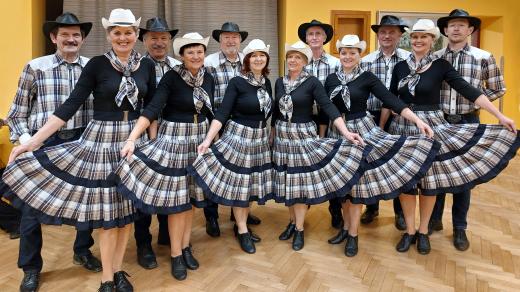 Taneční country skupinu Rikatádo tvoří šest manželských párů