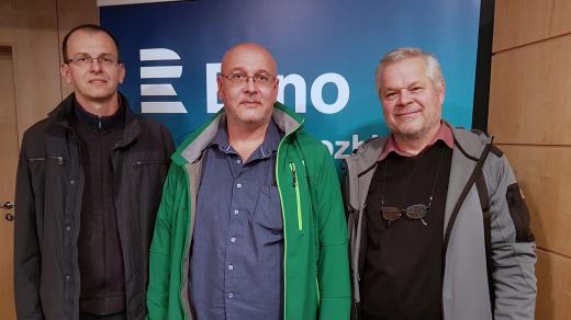 Pavel Rudolf z VUT, Pavel Sťahel z Masarykovy univerzity a Blahoslav Maršálek z Botanického ústavu Akademie věd ve studiu Českého rozhlasu Brno
