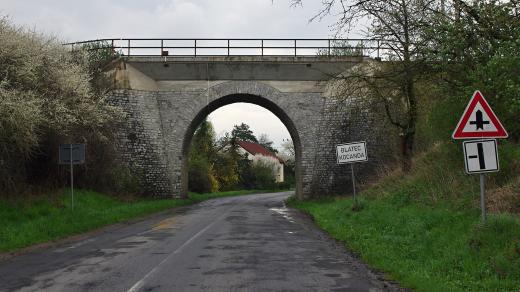 Železniční viadukt odděluje Blatec od osady Kocanda