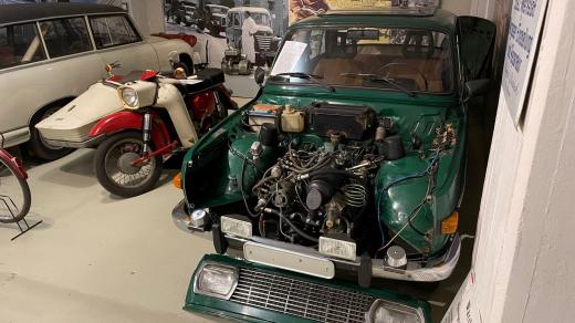 Zelený Wartburg vystavený v Chemnitzu má zvláštní příběh a úplně jiný pohon