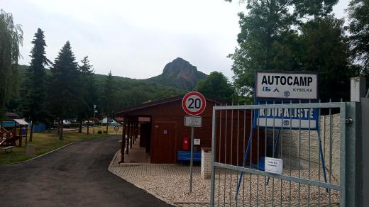 Autokemp Kyselka v Bílině s výhledem na Bořeň