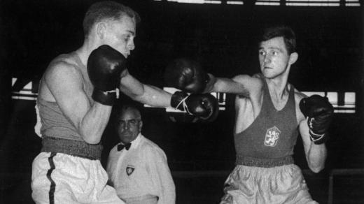 Bohumil Němeček při utkání s reprezentantem z Irska Melim. XVII. LOH Řím 1960