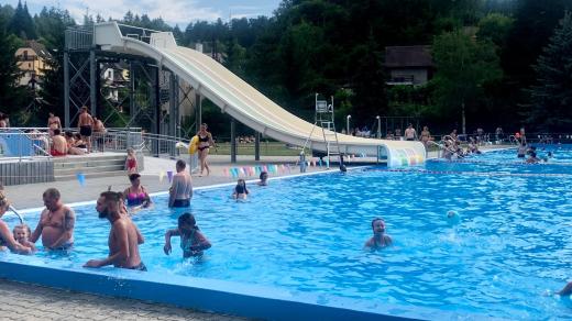 V horkých dnech přibylo na koupališti v Náchodě lidí i problémů