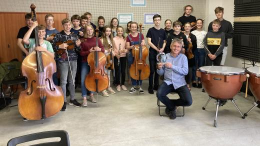 Dirigent a pedagog Jiří Kábrt a smyčcový orchestr ZUŠ Červený Kostelec