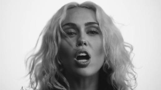 Miley Cyrus v klipu k tracku River