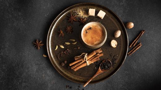 Hřebíček, badyán, skořice, kardamom. Připravte si domácí Masala čaj
