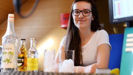 Kateřina Vymazalová se představuje jako čajový barman
