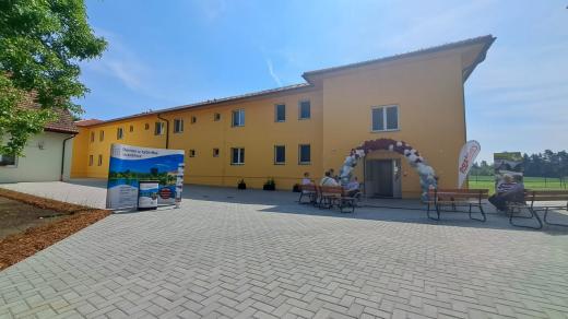 Pohled zvenčí na Vnitřní prostory Domov u Rybníka ve Víceměřicích na Prostějovsku