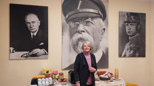 Věra Gregorová před obrazy zakladatelů první republiky v sále Slovanské besedy hotelu Pošta ve Vídni