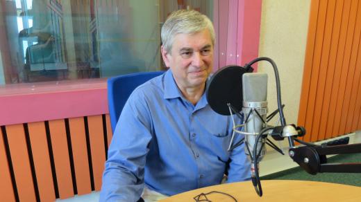Petr Bradna ve studiu Českého rozhlasu Hradec Králové