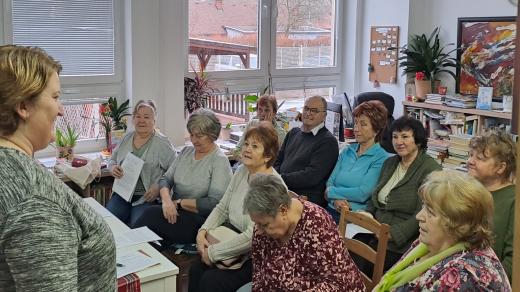 Prostory knihovny nejsou velké, proto jsou senioři rozděleni do dvou skupin