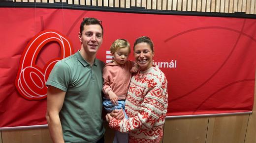 Plavec Jan Micka s dvouletou dcerou a moderátorkou pořadu Na síti Andreou Hlaváčkovou ve studiu Radiožurnálu Sport