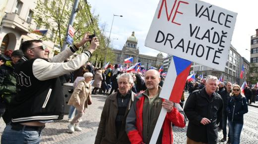 Demonstranti zaplnili Václavské náměstí po střední část k Jindřišské ulici