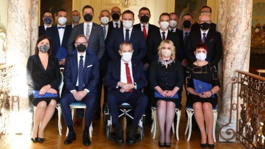 Společná fotografie vlády Petra Fialy a prezidenta Miloše Zemana