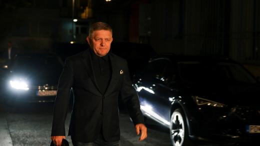 Předseda strany SMER Robert Fico v sobotu večer před sídlem své strany