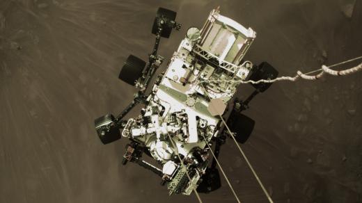 Vozítko Perseverance těsně před prvním dotekem povrchu planety Mars