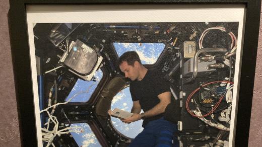 Francouzský astronaut Thomas Pesquet vzal Malého prince na palubu Mezinárodní vesmírné stanice