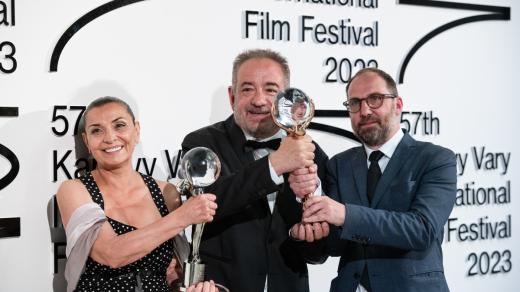 Herečka Eli Skorčeva s Cenou za ženský herecký výkon, režisér Stephan Komandarev  a Eike Goreczka s Křišťálovým globem pro jejich film Blažiny lekce