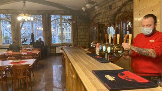 Do hospod a restaurací se vrátili po otevření první štamgasti.