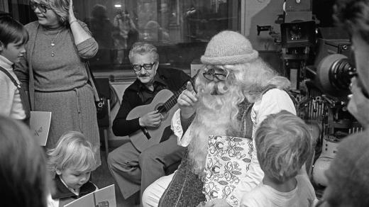 Vánoční besídka 1981 v televizním studiu katedry televizní a filmové žurnalistiky v Celetné ulici. Vedoucí katedry prof. Miroslav Hladký v roli Dědy Mráze a docent Jaroslav Bílek s kytarou
