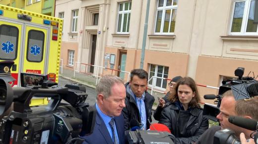 Ministr školství Petr Gazdík (STAN) dorazil před Střední odborné učiliště v ulici Ohradní v Michli