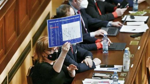 Ministryně financí Alena Schillerová (za ANO) doplnila premiérův projev o několik grafů