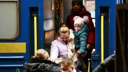Do polského města Přemyšl přijel vlak s uprchlíky z Ukrajiny