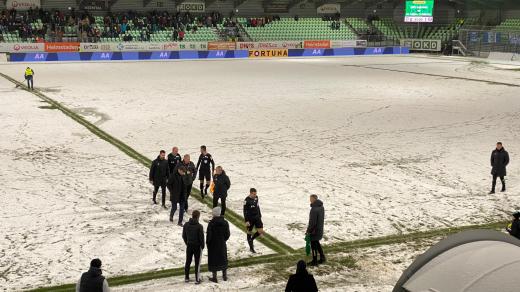 Utkání 16. kola mezi Karvinou a Olomoucí muselo být přerušeno kvůli hustému sněžění