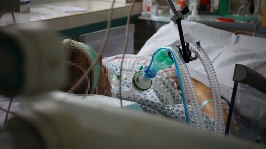 Pacient na post-covidovém oddělení ostravské nemocnice.