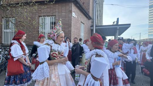 V krojích přijeli i lidé z obce Strání, odkud Nuzík pochází