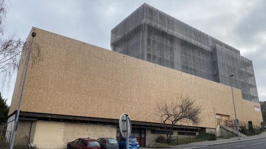 Odhalená konstrukce někdejšího Ústavu ekonomických informací na pražském Žižkově je pobitá OSB deskami a zakrytá plachtou.