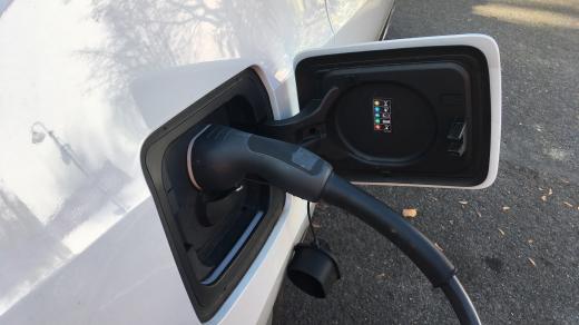 Dobíjení elektromobilu, elektromobil, dobíjecí stanice, nabíjecí stanice (ilustrační foto)