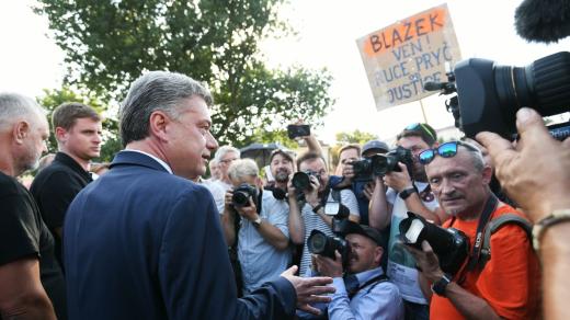 Pavel Blažek vyrazil mezi demonstranty na pražský Klárov