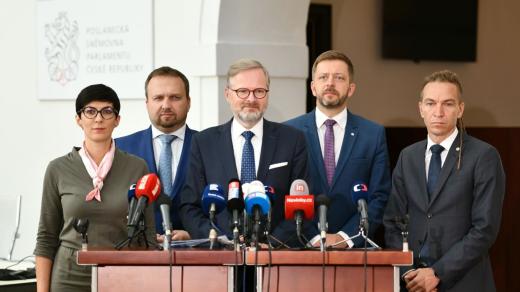 Vládní koalice ustála první hlasování o nedůvěře vládě