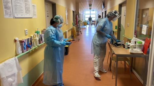 Podle zdravotníků, kteří pracují na covidovém oddělení v okresní nemocnici, je virus v posledních týdnech míň předvídatelný než dřív.